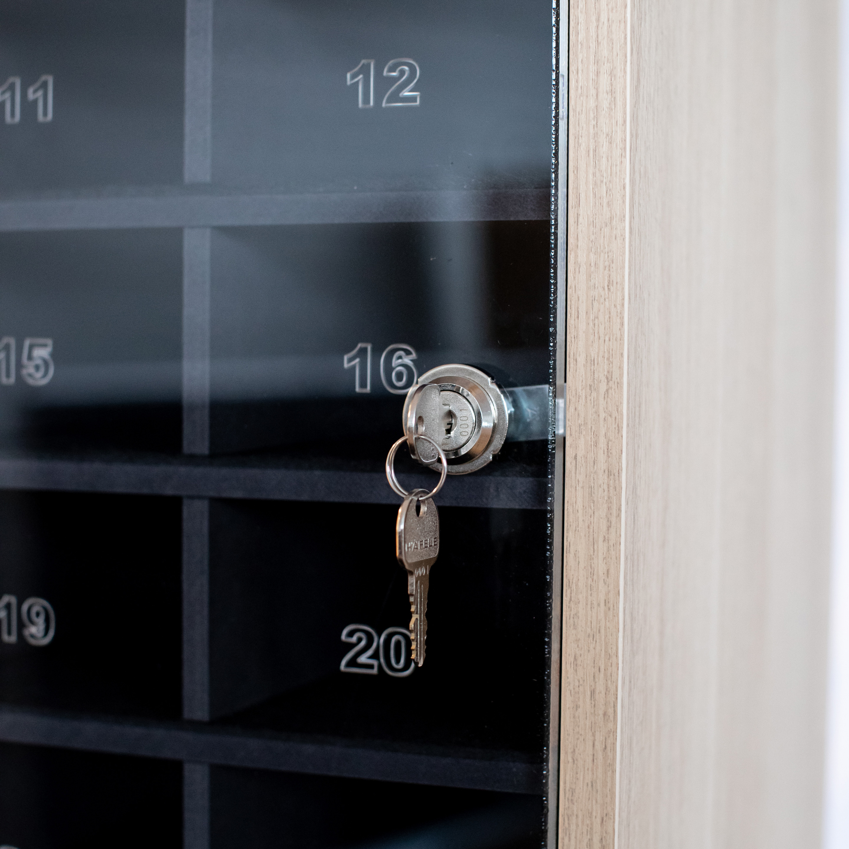 Mobile phone locker MBG 32 with charging, key lock