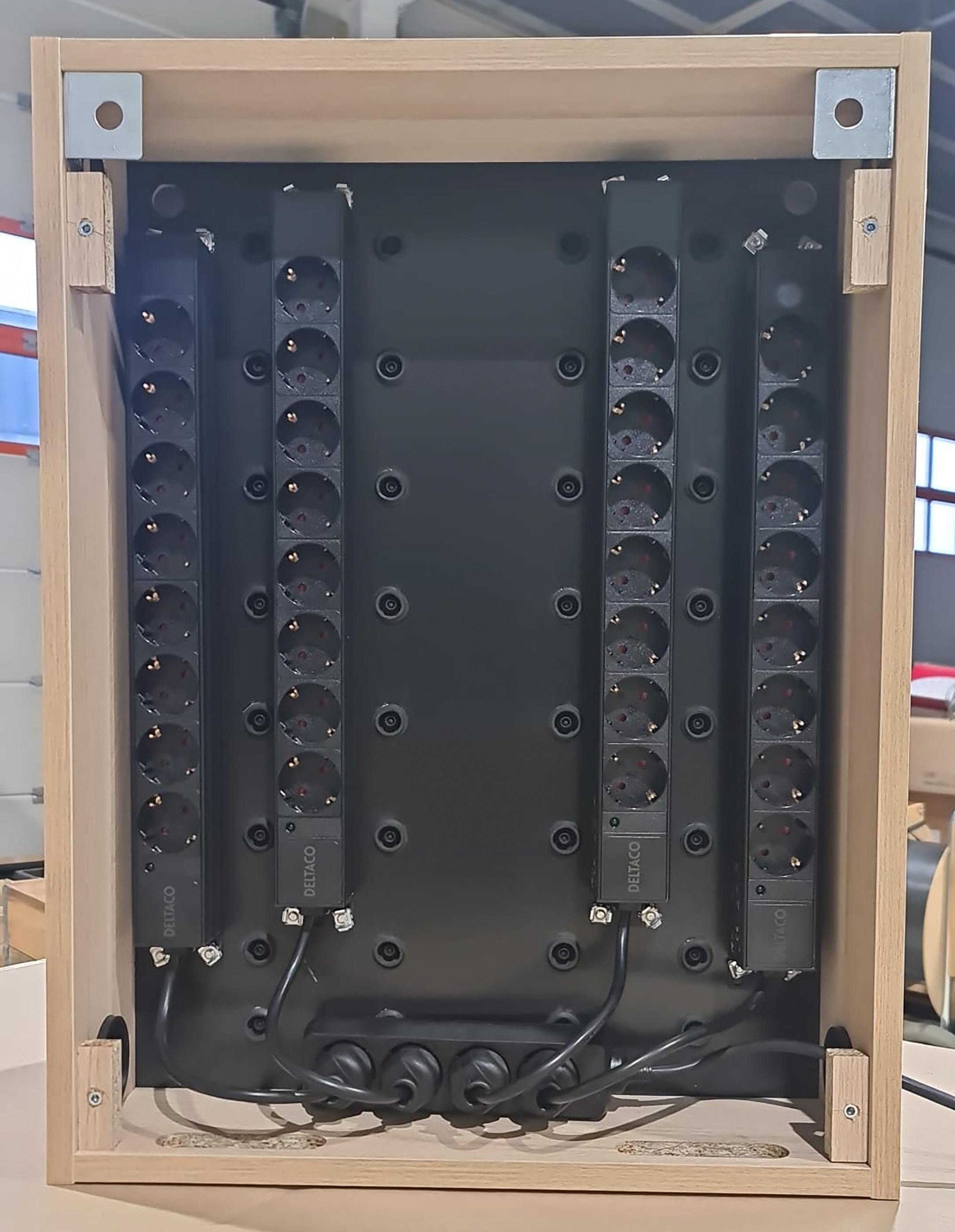 Mobile phone locker MBG 32 with charging, key lock