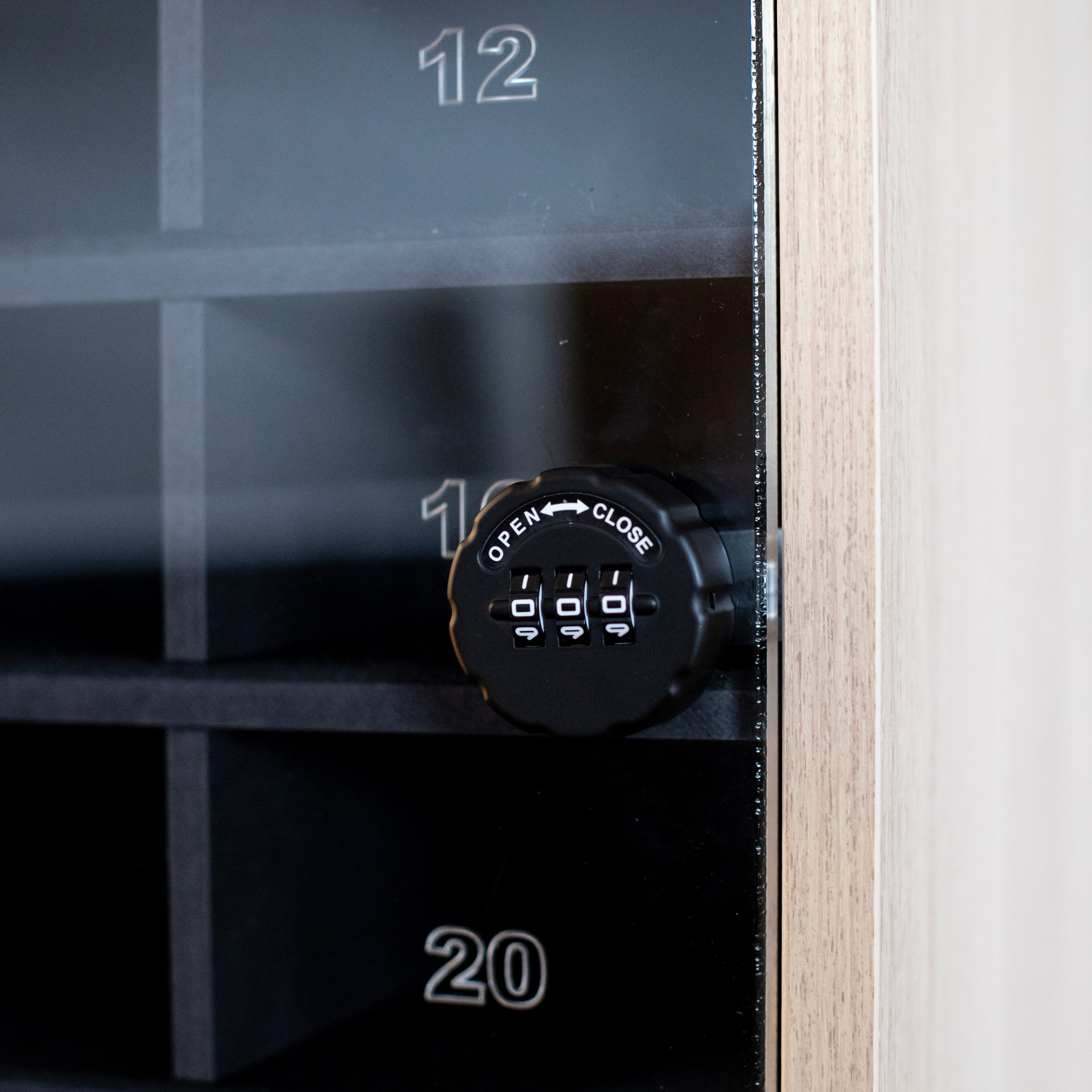 Mobile phone locker MBG 32 with charging, combination lock